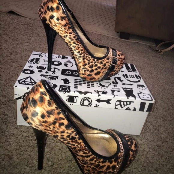 Leopard Gold Chained Pumps - Picture 2 of 2